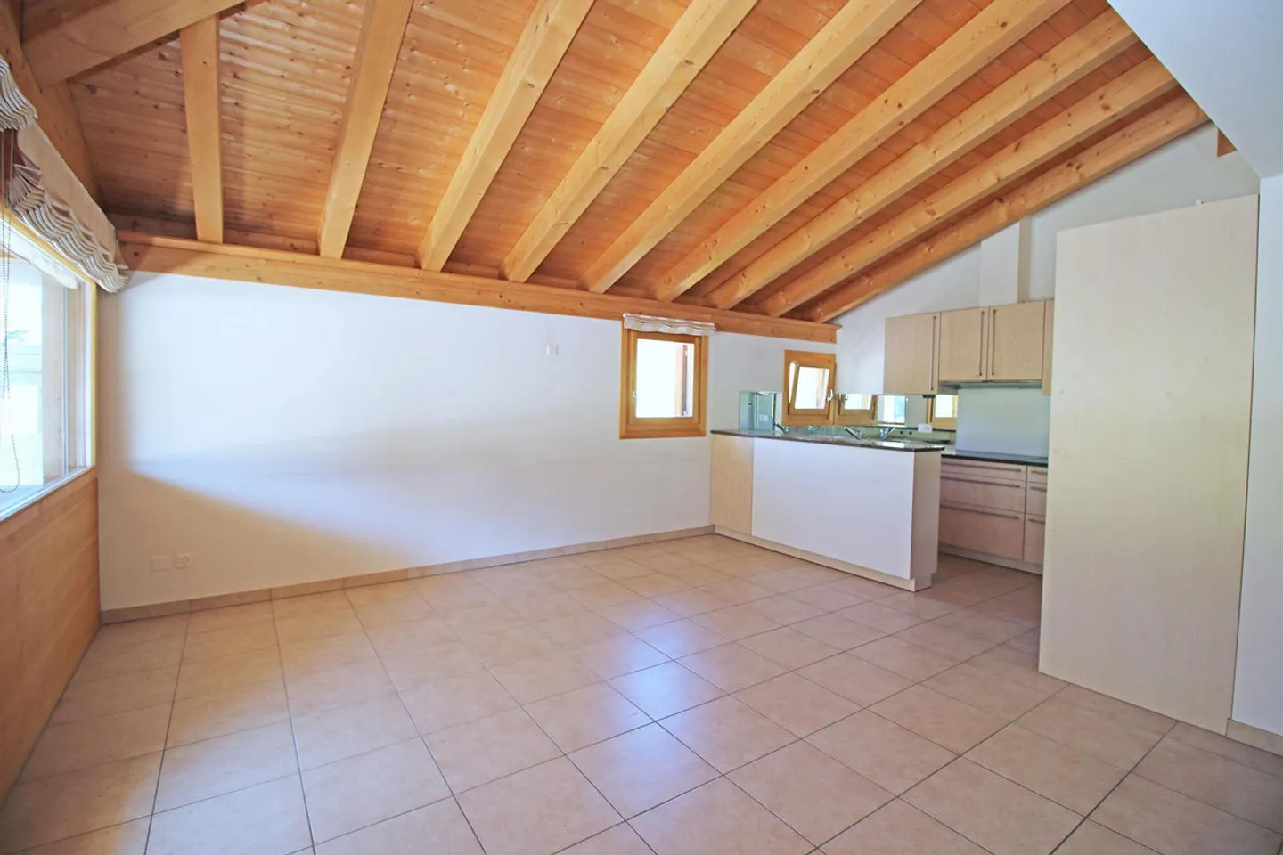 Attic apartment with balcony in the quiet district of Pradels, S-chanf - Photo 4 of 13