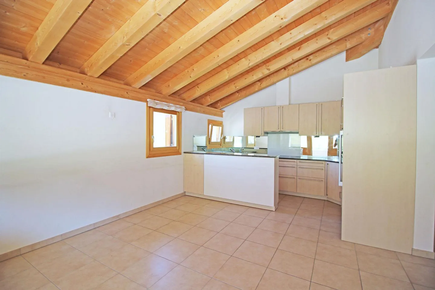 Attic apartment with balcony in the quiet district of Pradels, S-chanf - Photo 5 of 13
