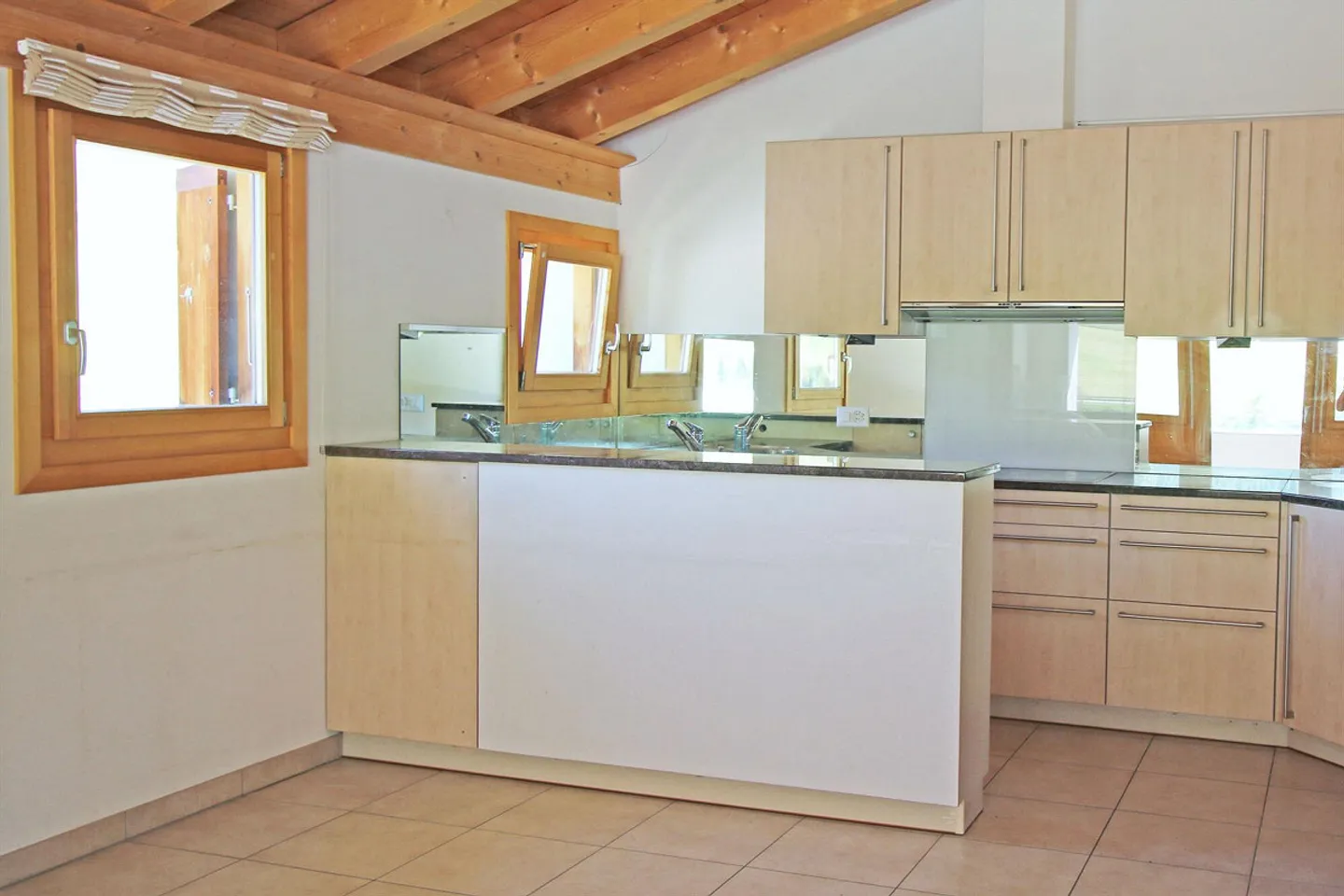 Attic apartment with balcony in the quiet district of Pradels, S-chanf - Photo 6 of 13