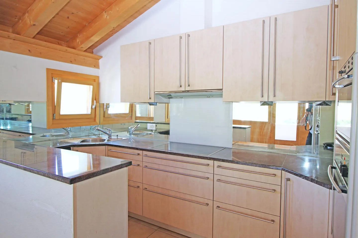 Attic apartment with balcony in the quiet district of Pradels, S-chanf - Photo 8 of 13