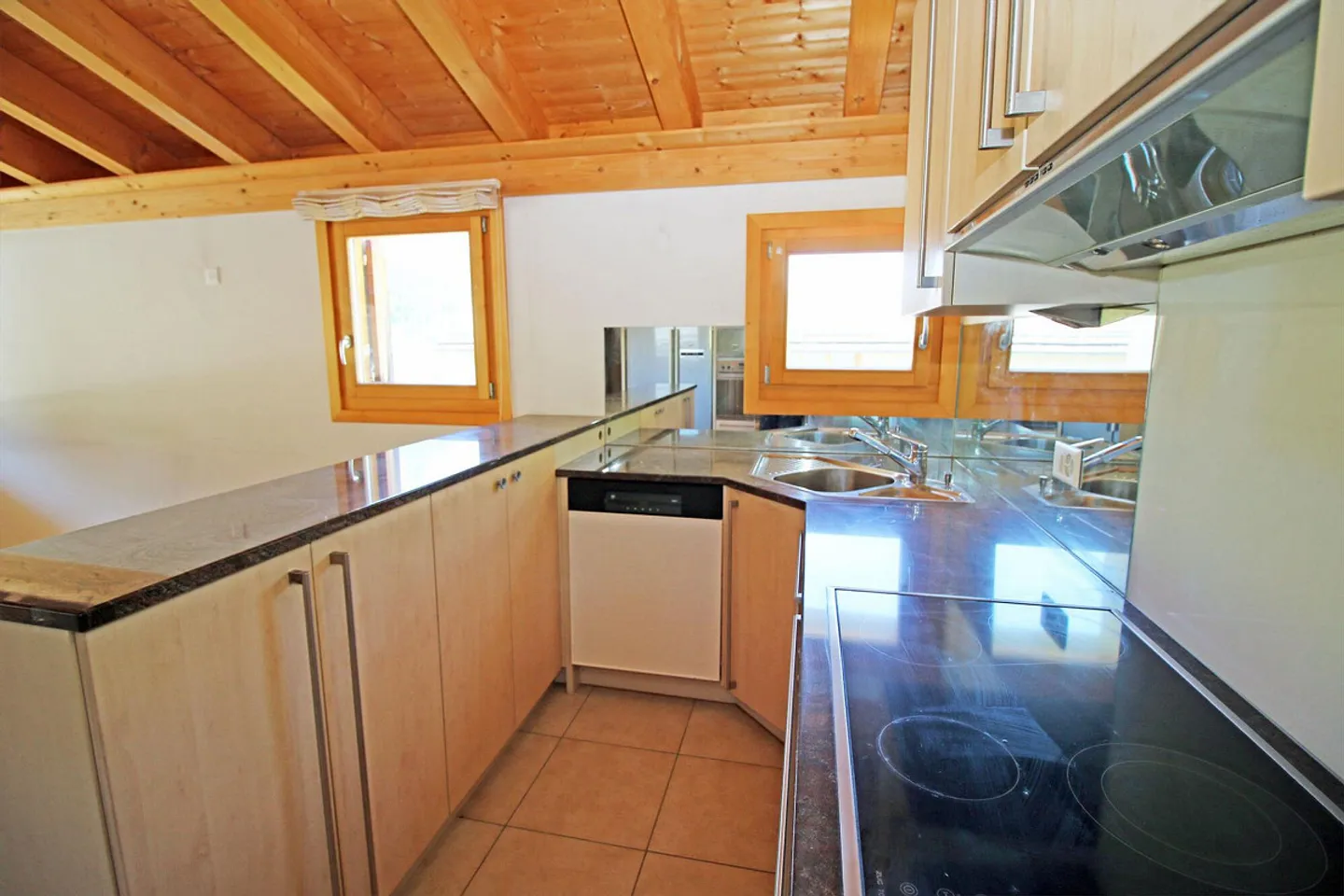 Attic apartment with balcony in the quiet district of Pradels, S-chanf - Photo 9 of 13