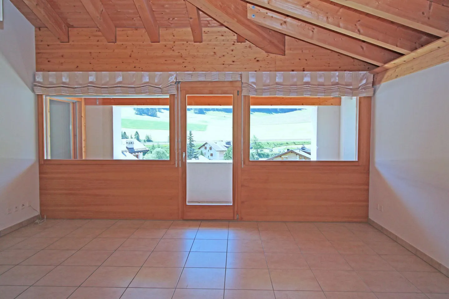 Attic apartment with balcony in the quiet district of Pradels, S-chanf - Photo 10 of 13
