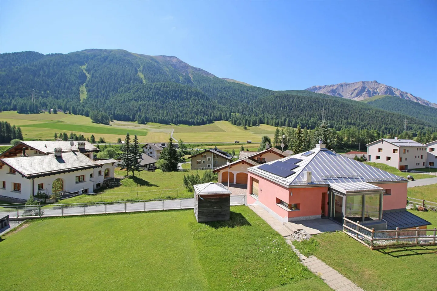 Attic apartment with balcony in the quiet district of Pradels, S-chanf - Photo 13 of 13
