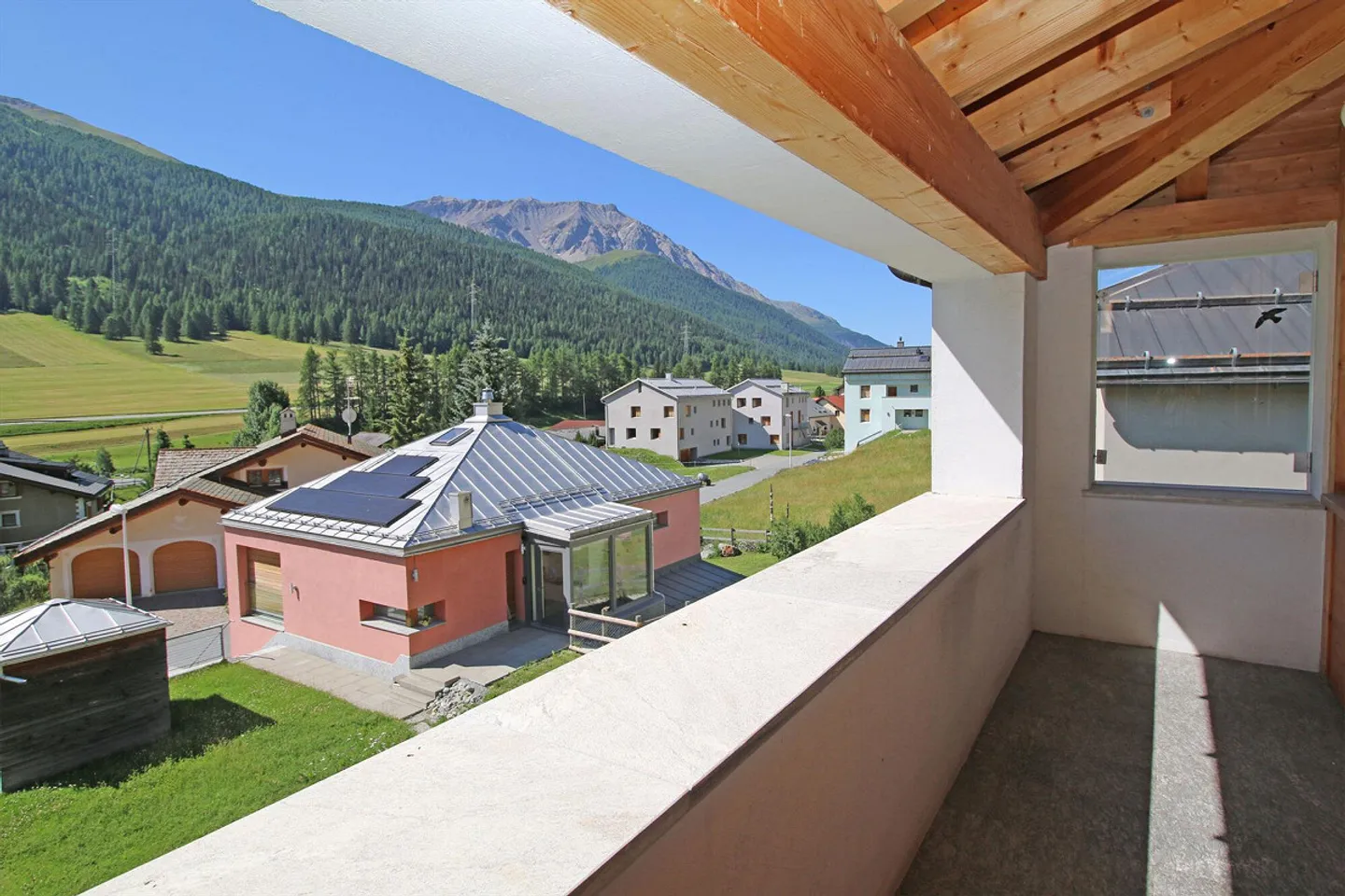 Attic apartment with balcony in the quiet district of Pradels, S-chanf - Photo 11 of 13