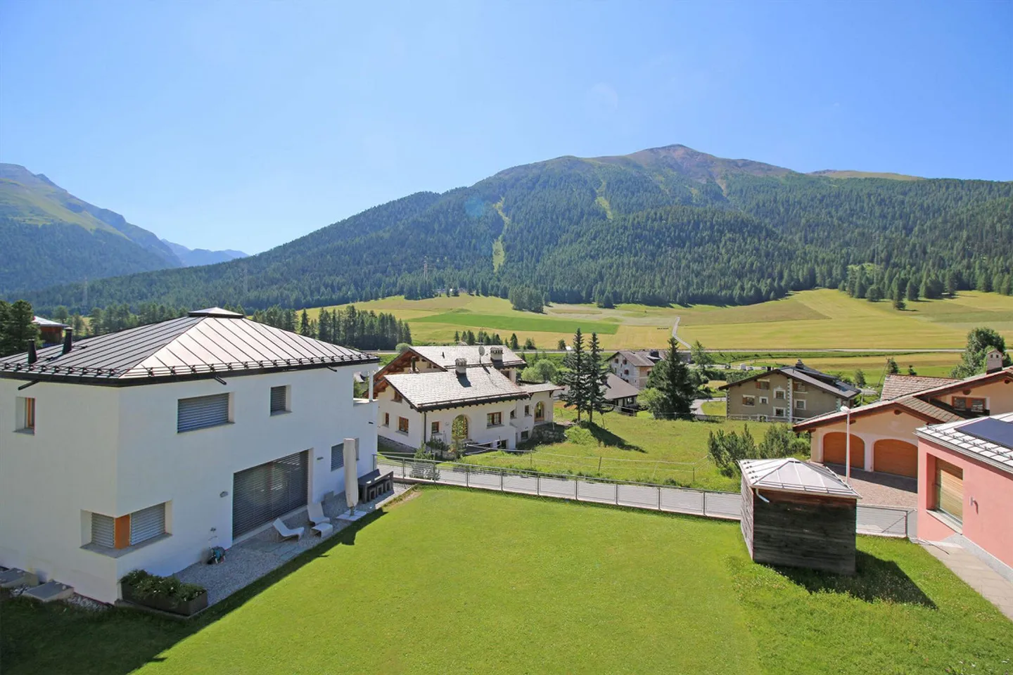 Attic apartment with balcony in the quiet district of Pradels, S-chanf - Photo 12 of 13