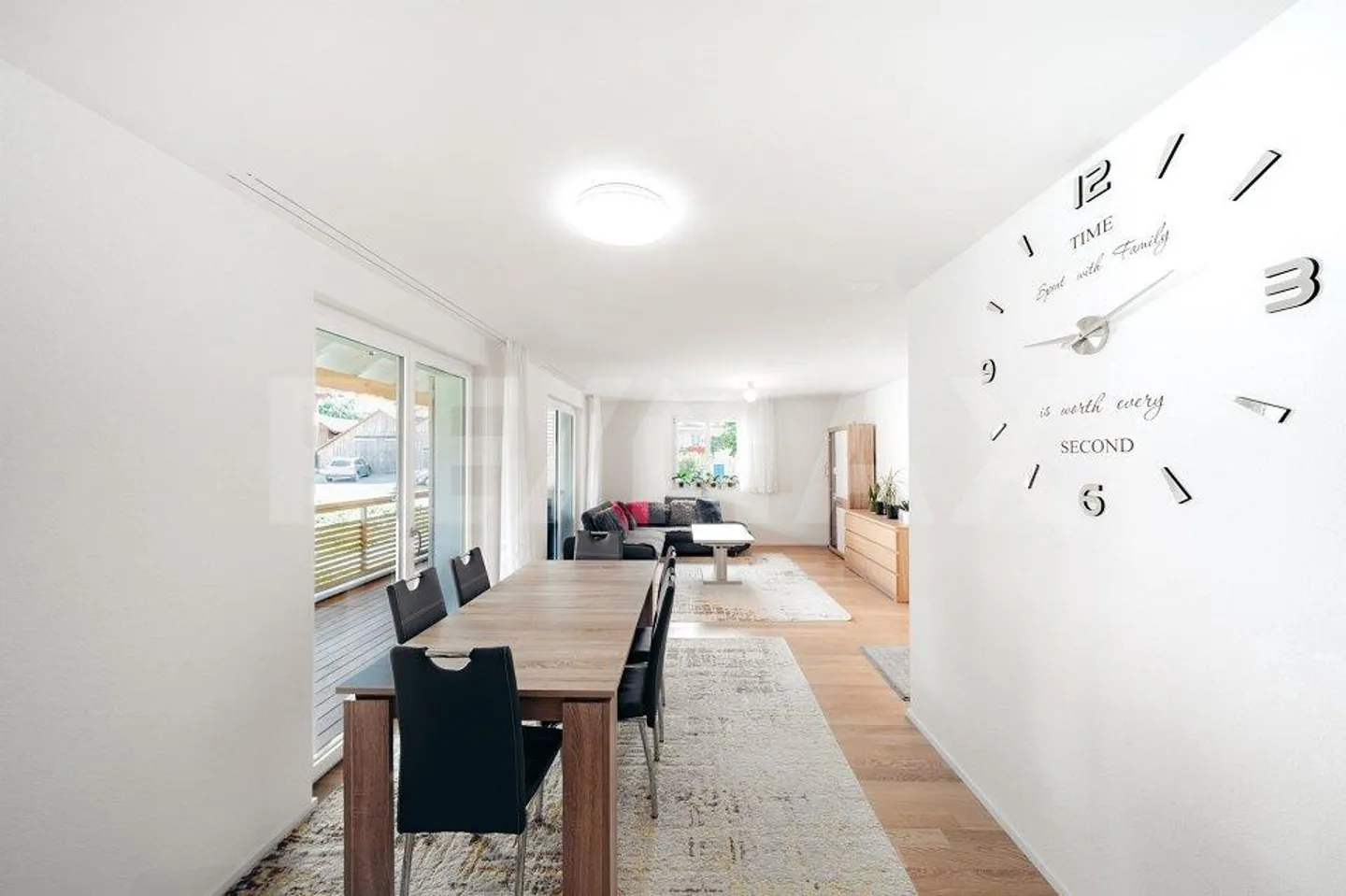 Vivere nel cuore di Rafz: luminoso appartamento di 3,5 locali con grande balcone - Foto 6 di 13