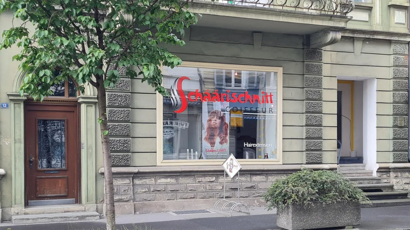 Spazio commerciale con vetrina e ingresso separato in una posizione centrale - Foto 5 di 6