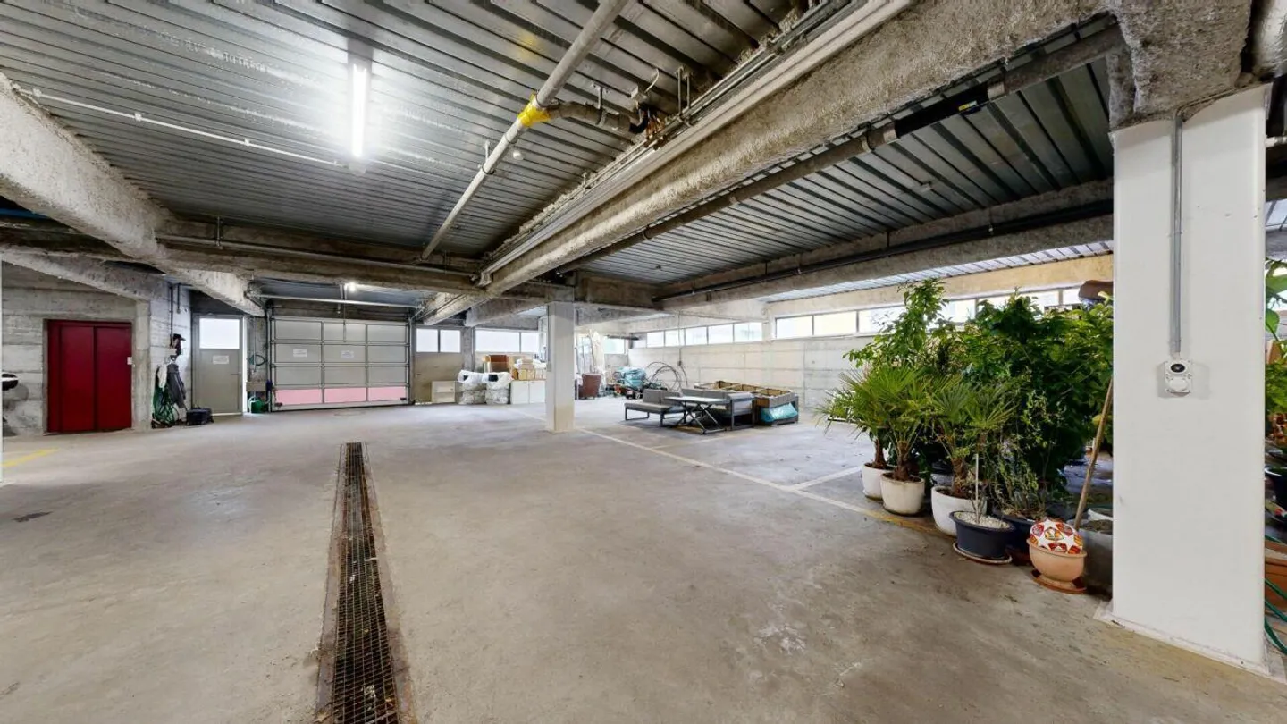 Proprietà commerciale unica con due appartamenti mansardati di 4,5 stanze - Foto 3 di 21
