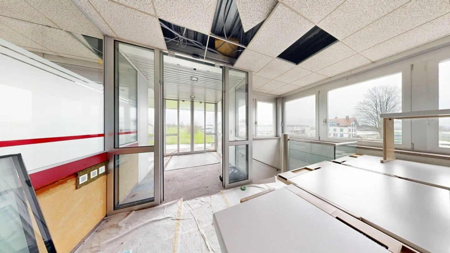 Proprietà commerciale unica con due appartamenti mansardati di 4,5 stanze - Foto 5 di 21
