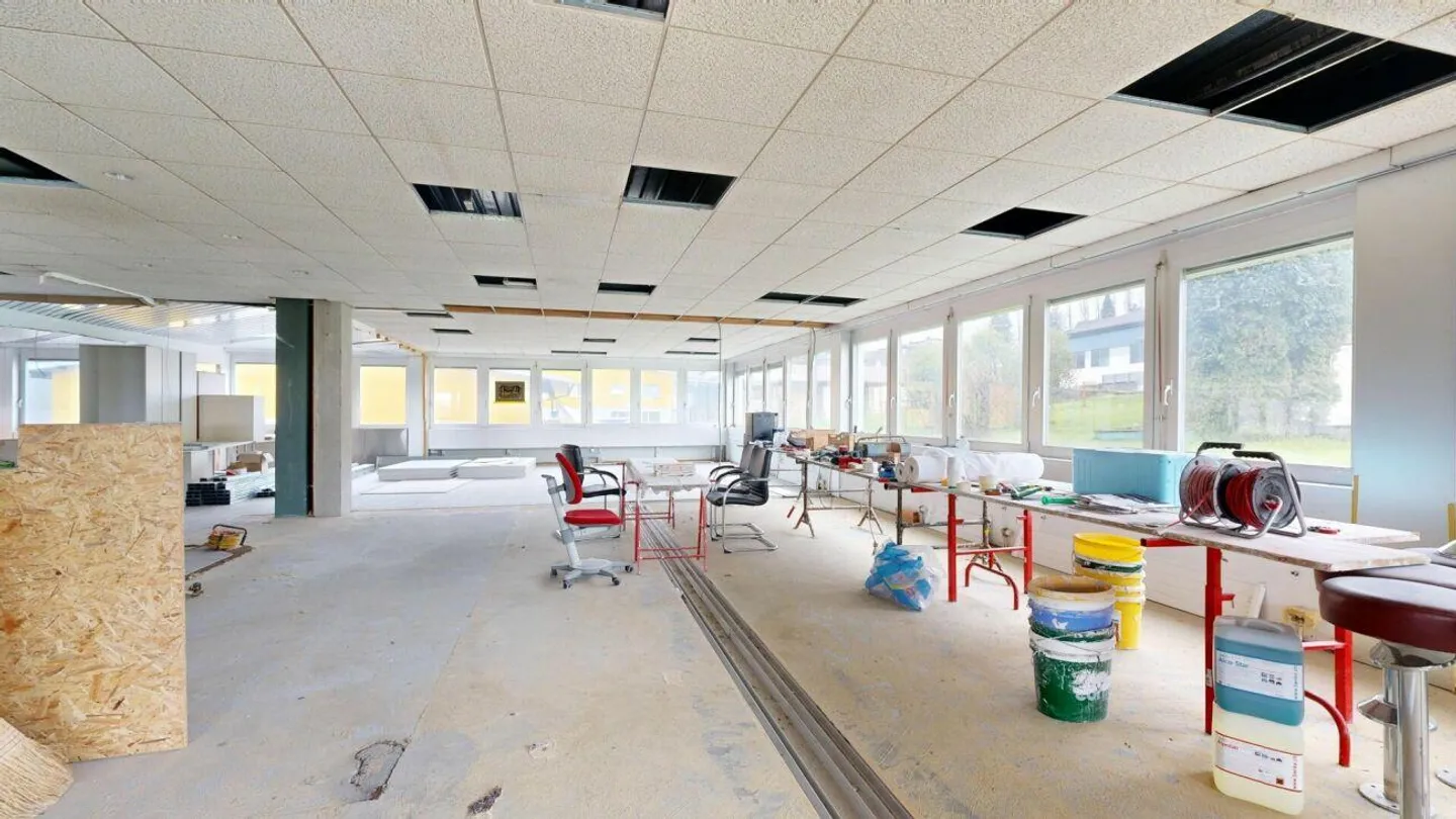 Proprietà commerciale unica con due appartamenti mansardati di 4,5 stanze - Foto 7 di 21