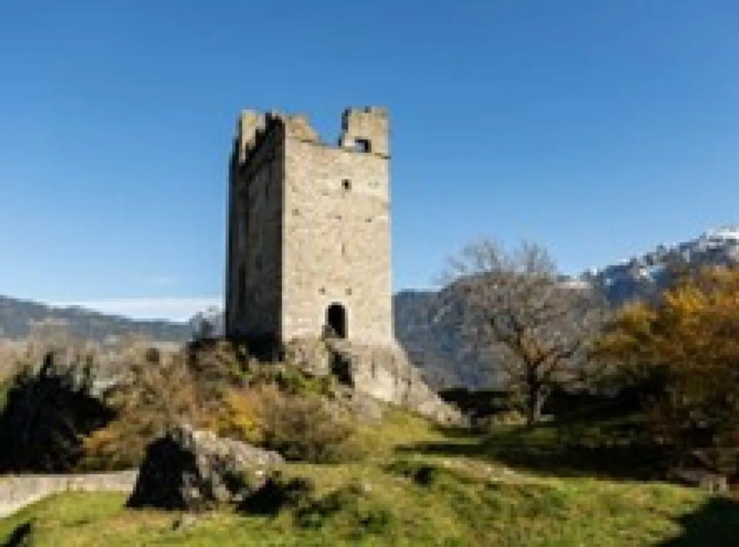 MAISON RÉSIDENTIELLE HISTORIQUE AVEC POTENTIEL - INCLUANT UN TERRAIN SUPPLÉMENTAIRE ET DES PARKINGS - Photo 1 sur 14
