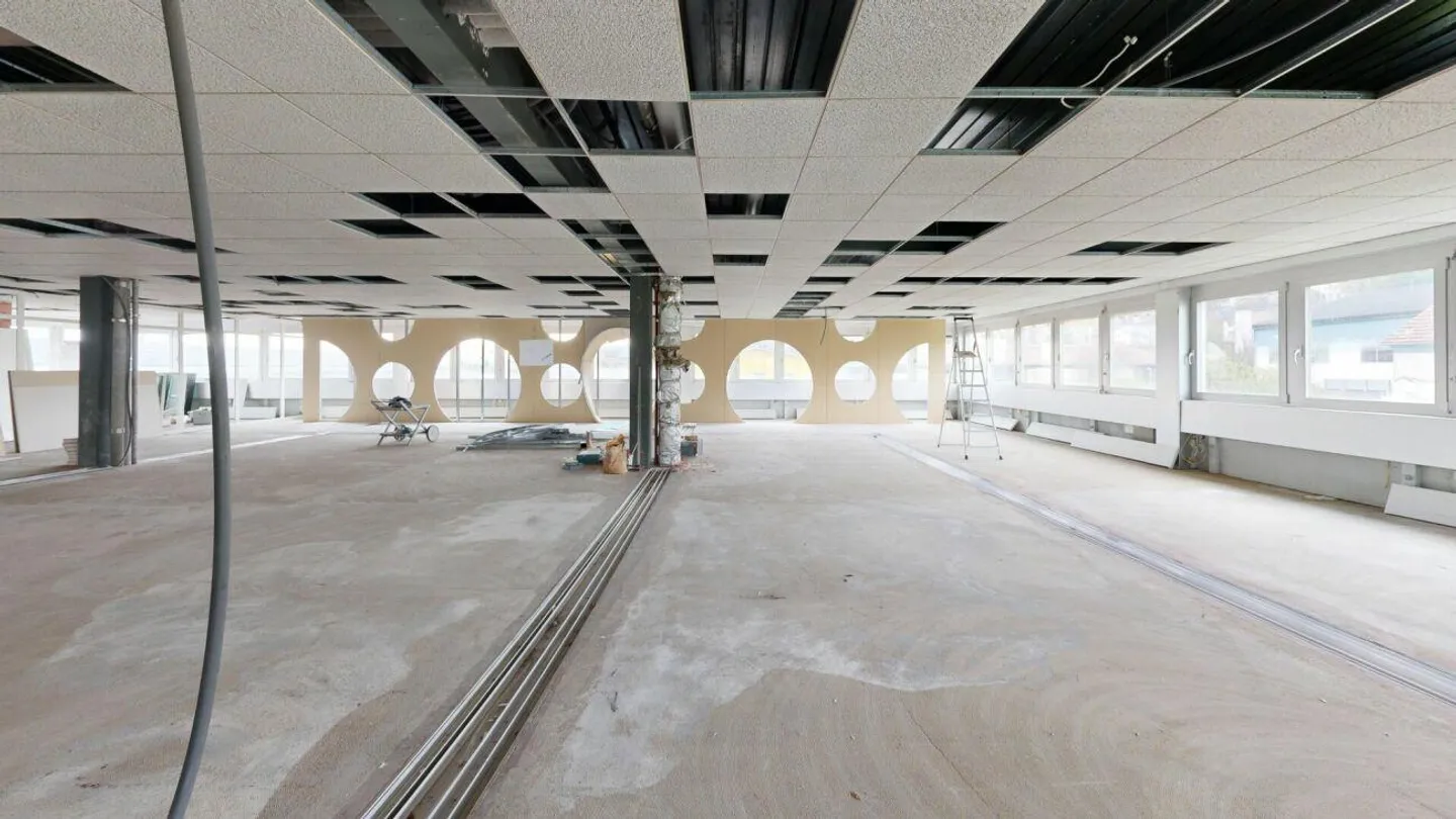 Proprietà commerciale unica con due appartamenti mansardati di 4,5 stanze - Foto 11 di 21