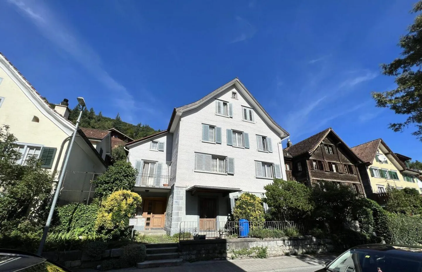 MAISON RÉSIDENTIELLE HISTORIQUE AVEC POTENTIEL - INCLUANT UN TERRAIN SUPPLÉMENTAIRE ET DES PARKINGS - Photo 3 sur 14