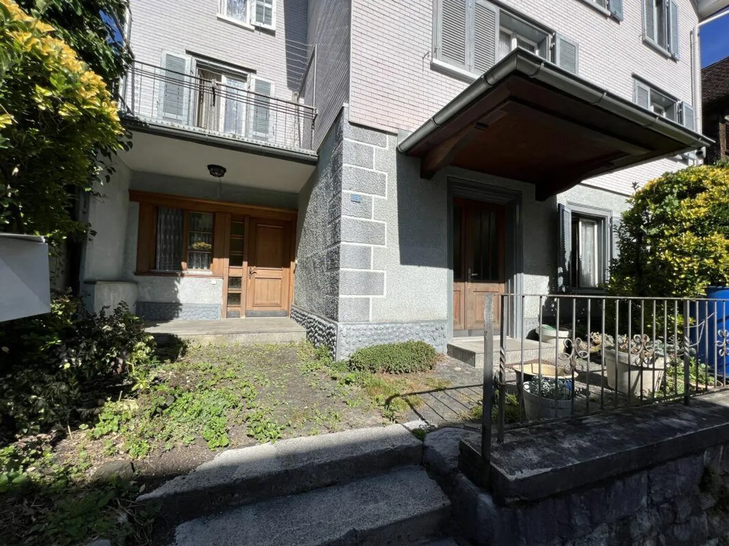 MAISON RÉSIDENTIELLE HISTORIQUE AVEC POTENTIEL - INCLUANT UN TERRAIN SUPPLÉMENTAIRE ET DES PARKINGS - Photo 4 sur 14