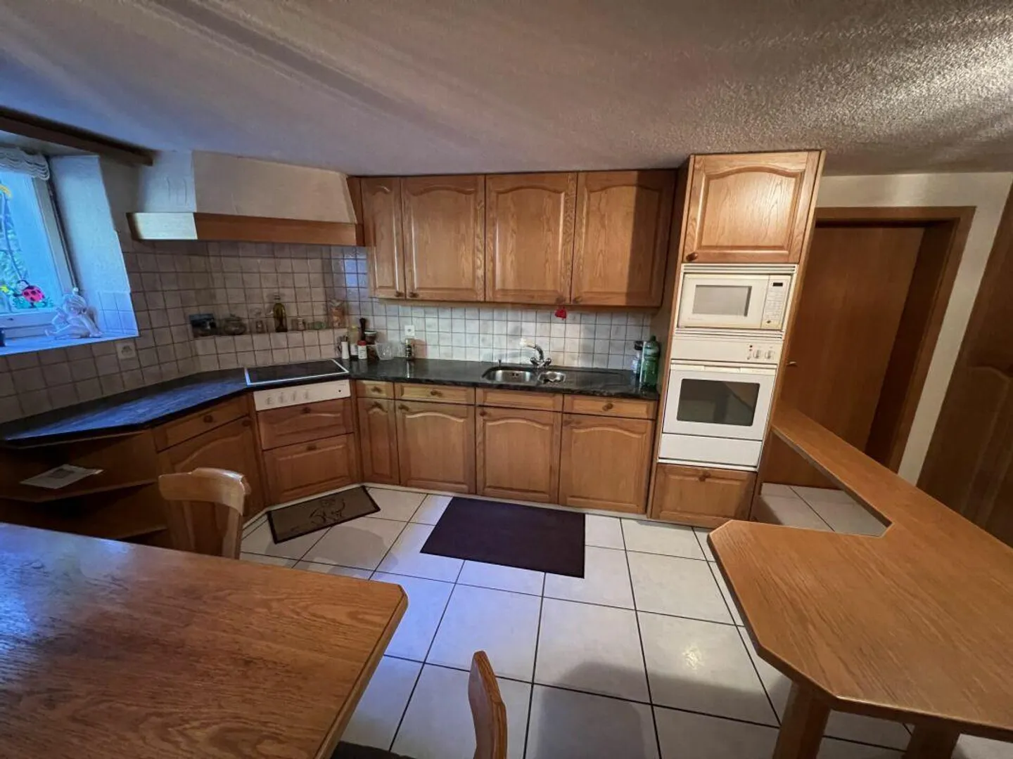 MAISON RÉSIDENTIELLE HISTORIQUE AVEC POTENTIEL - INCLUANT UN TERRAIN SUPPLÉMENTAIRE ET DES PARKINGS - Photo 8 sur 14