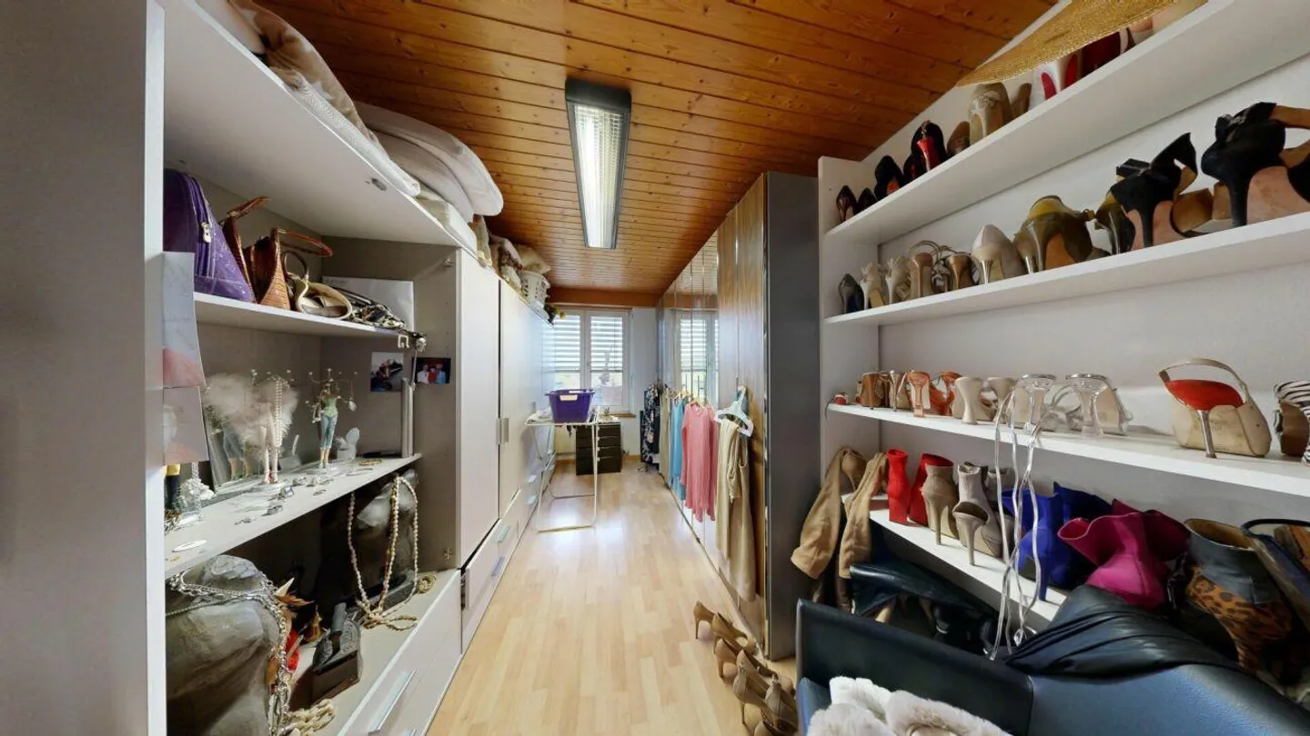Proprietà commerciale unica con due appartamenti mansardati di 4,5 stanze - Foto 16 di 21
