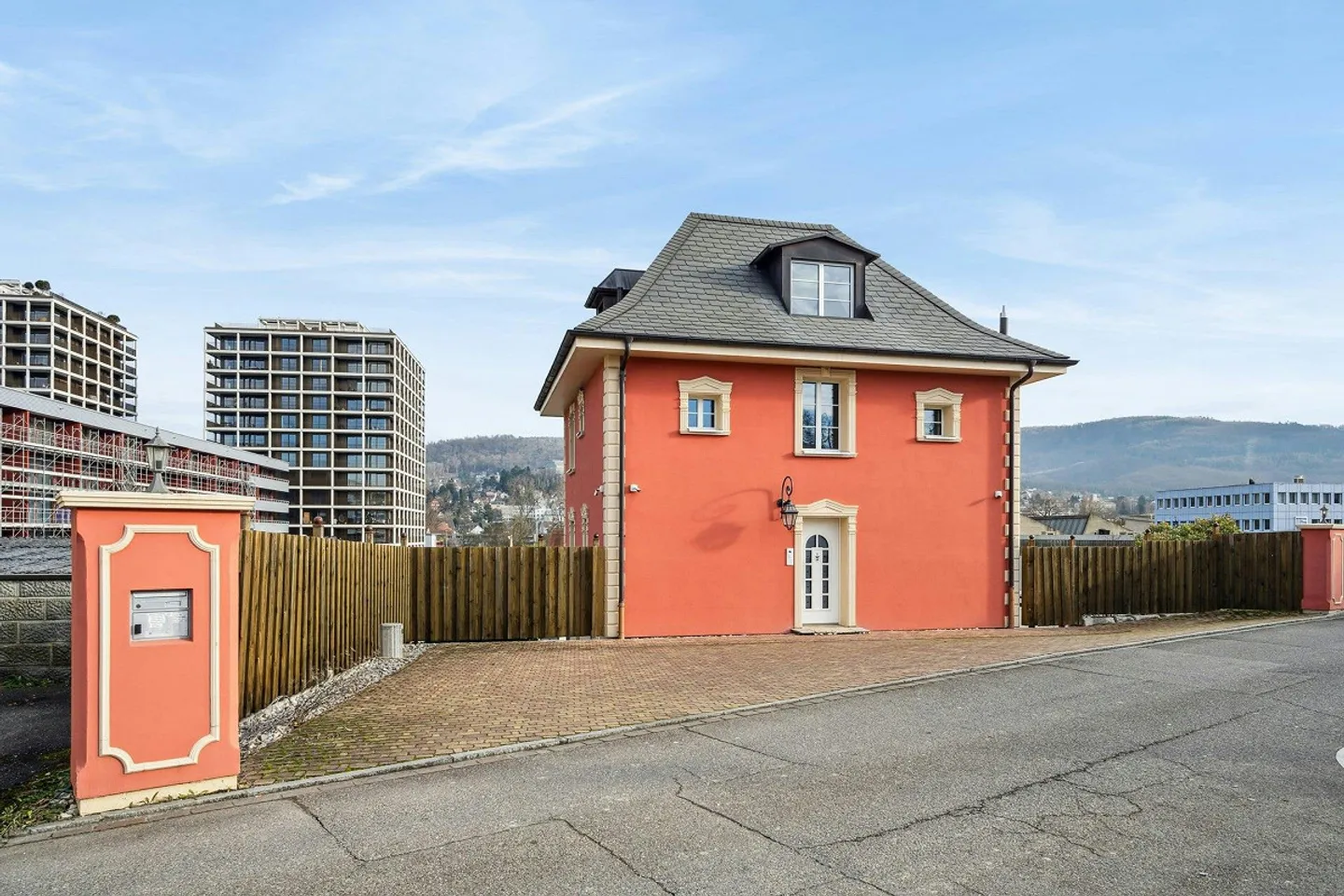 Villa pour usage commercial à Aesch - Environnement de travail moderne et élégant... - Photo 1 sur 10