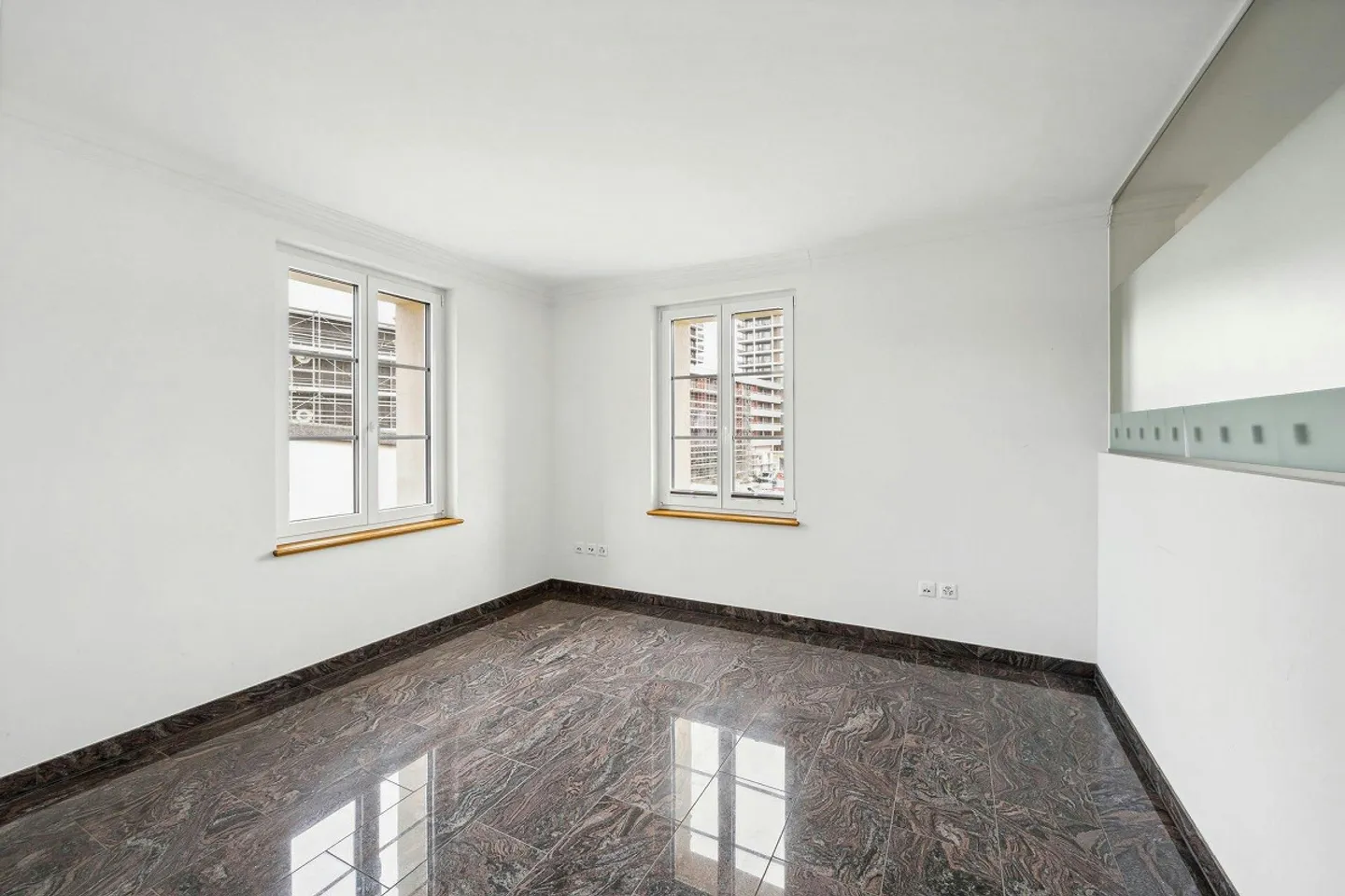 Villa pour usage commercial à Aesch - Environnement de travail moderne et élégant... - Photo 2 sur 10