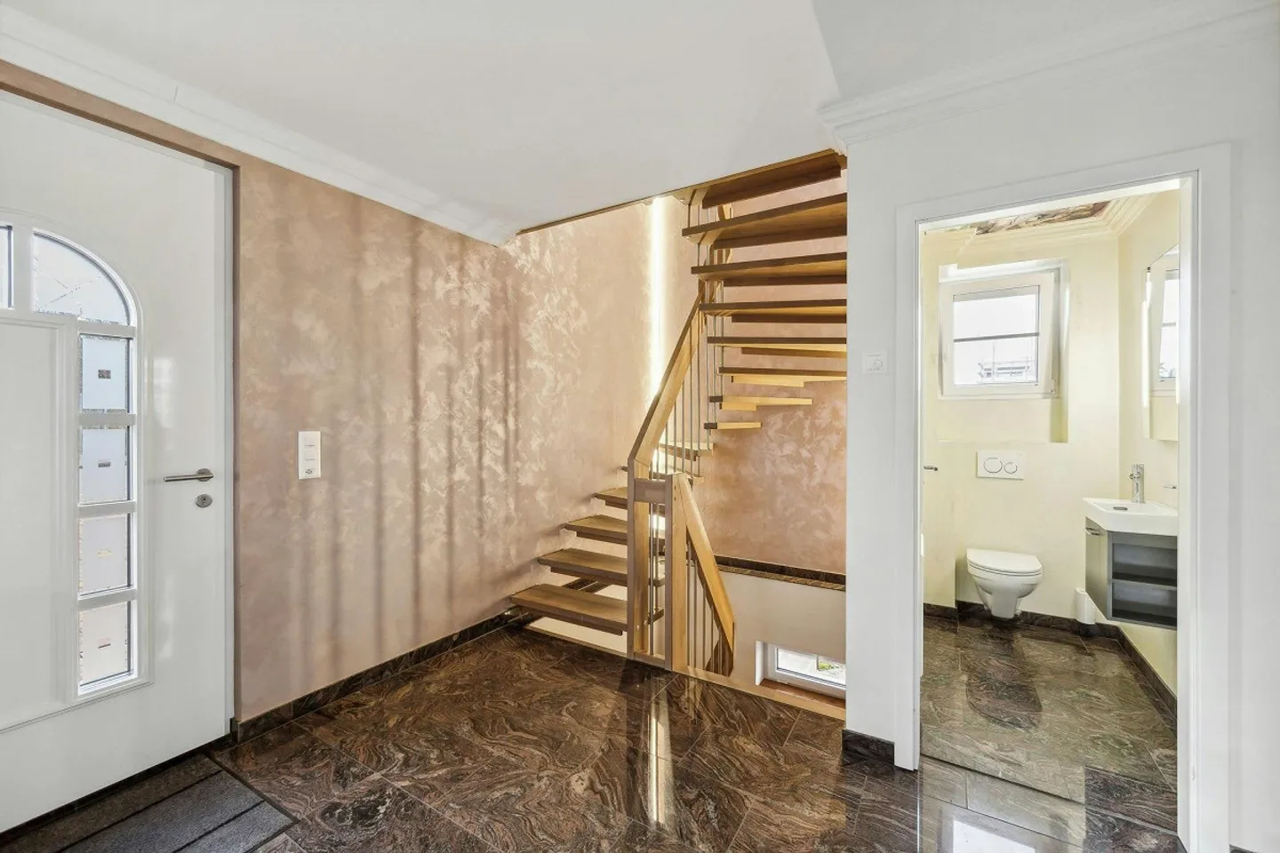 Villa pour usage commercial à Aesch - Environnement de travail moderne et élégant... - Photo 3 sur 10