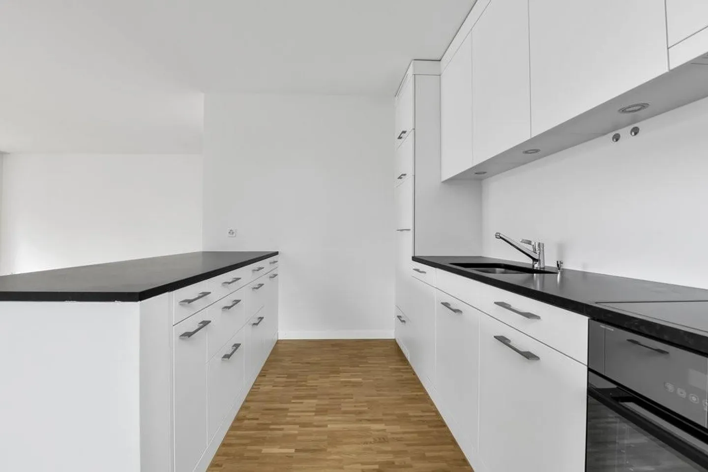 Vivere moderno in una posizione esclusiva - Foto 2 di 8