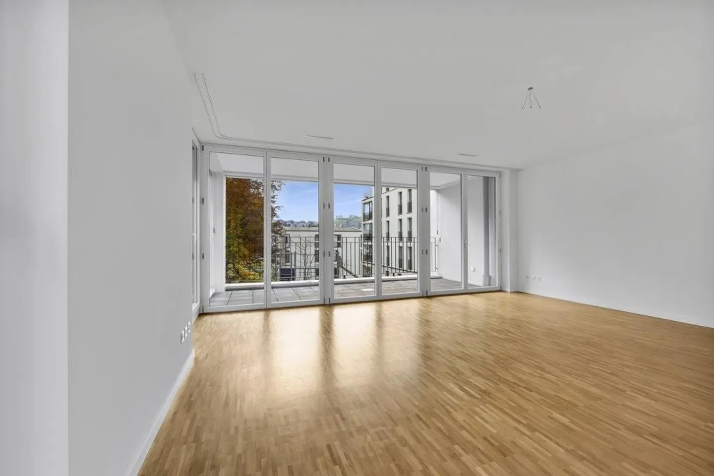 Vivere moderno in una posizione esclusiva - Foto 3 di 8