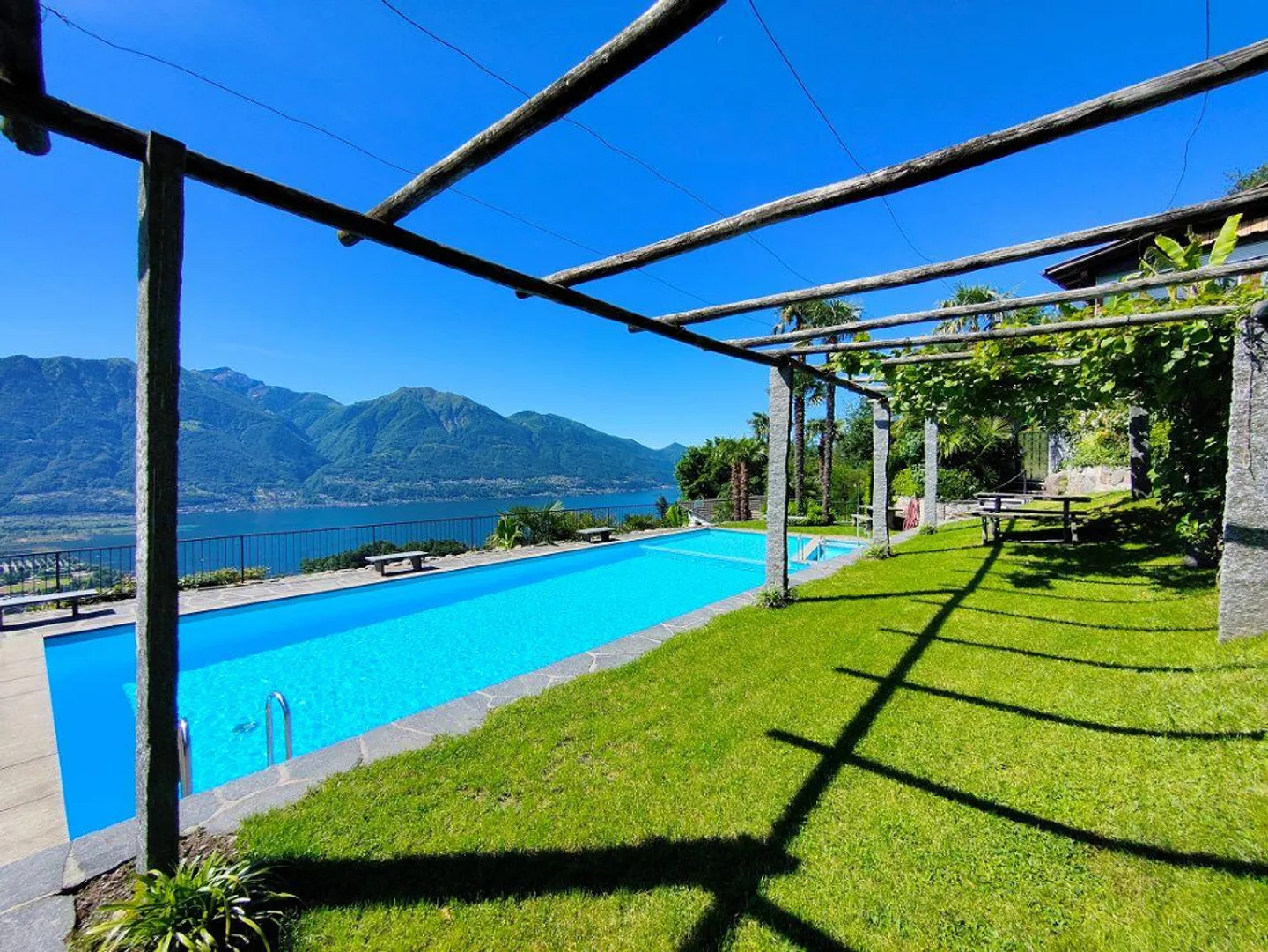 Appartamento per vacanze con residenza secondaria, vista lago da sogno + piscina - Foto 1 di 12