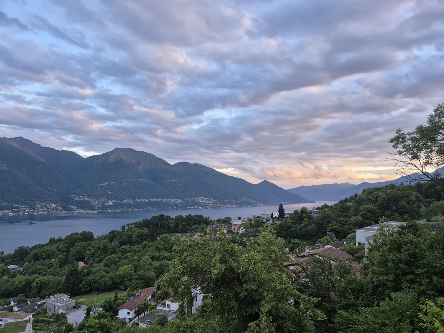 Appartamento per vacanze con residenza secondaria, vista lago da sogno + piscina - Foto 10 di 12