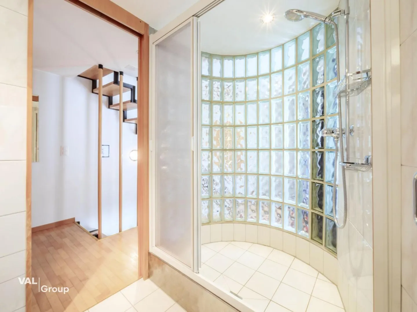 Vivere individuale su quattro livelli nel centro di Leuk - Foto 7 di 11