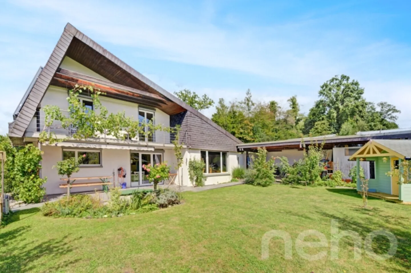 Single-family house with large outdoor area in a preferred location - Photo 11 of 12