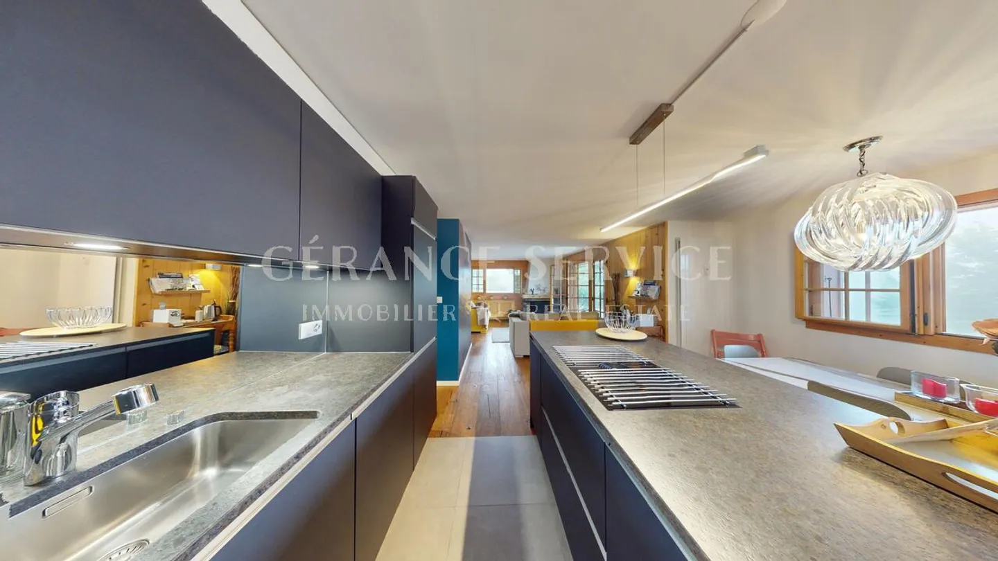 Appartement rénové avec terrasse - Photo 3 sur 15