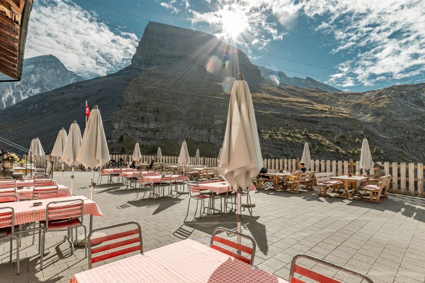 Hotel di montagna storico Schwarenbach in mezzo alle imponenti Alpi bernesi al Gemmipass - Foto 1 di 8