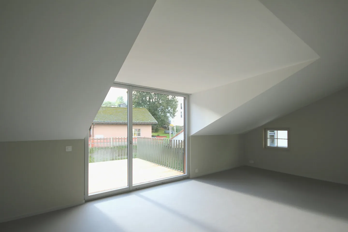 Traumhafte Dachwohnung in total saniertem Altbau - Foto 3 von 13