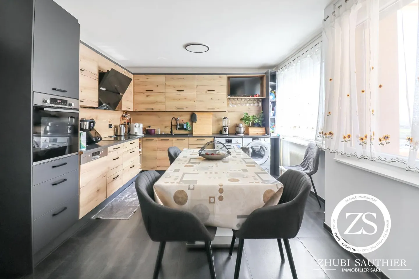 Renovated 4-room apartment in St-Pierre-de-Clages - Photo 1 of 14