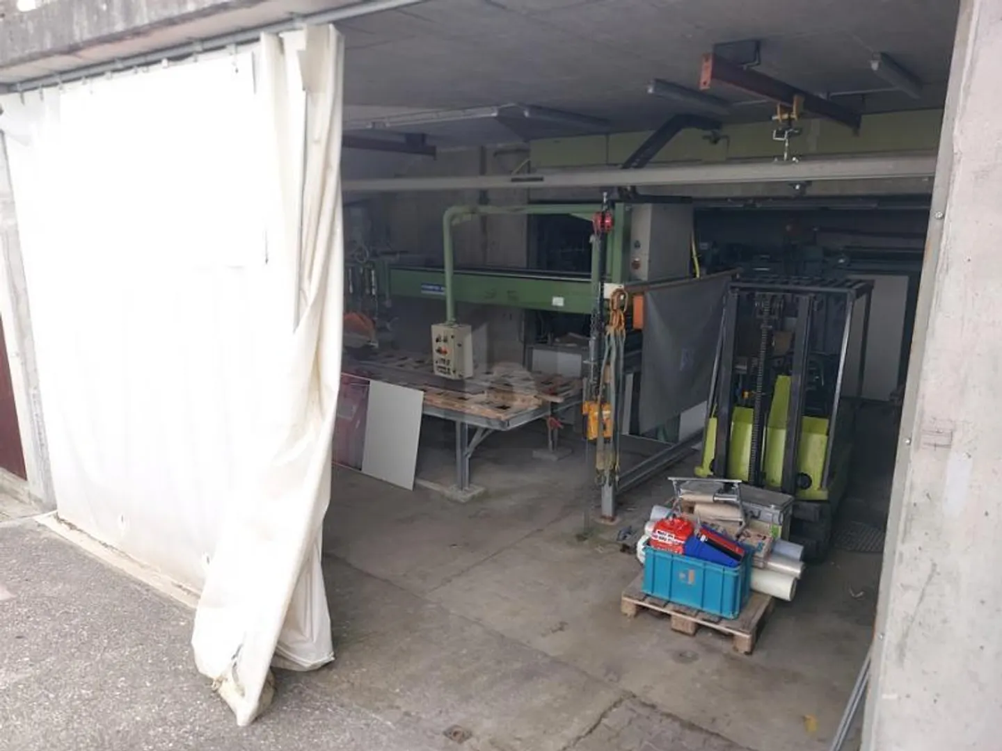 Fully Equipped Workshop for Rent - Photo 3 of 4