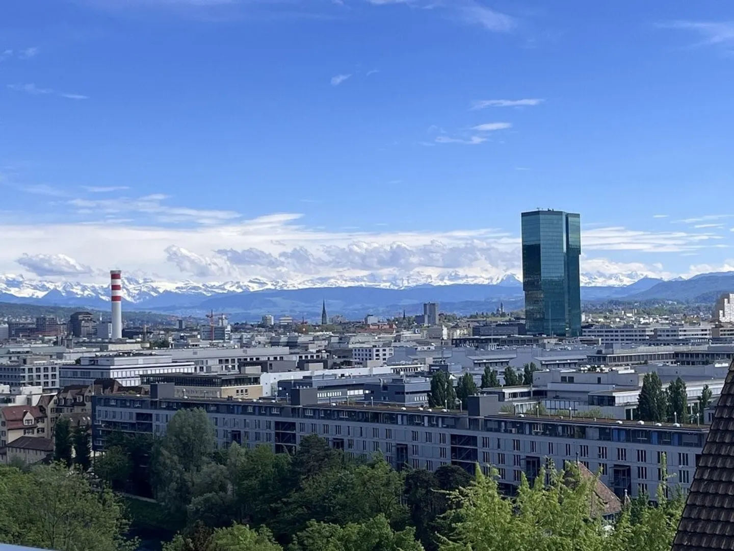 Vivre avec une vue panoramique - surplombant la ville et les montagnes - Photo 2 sur 7