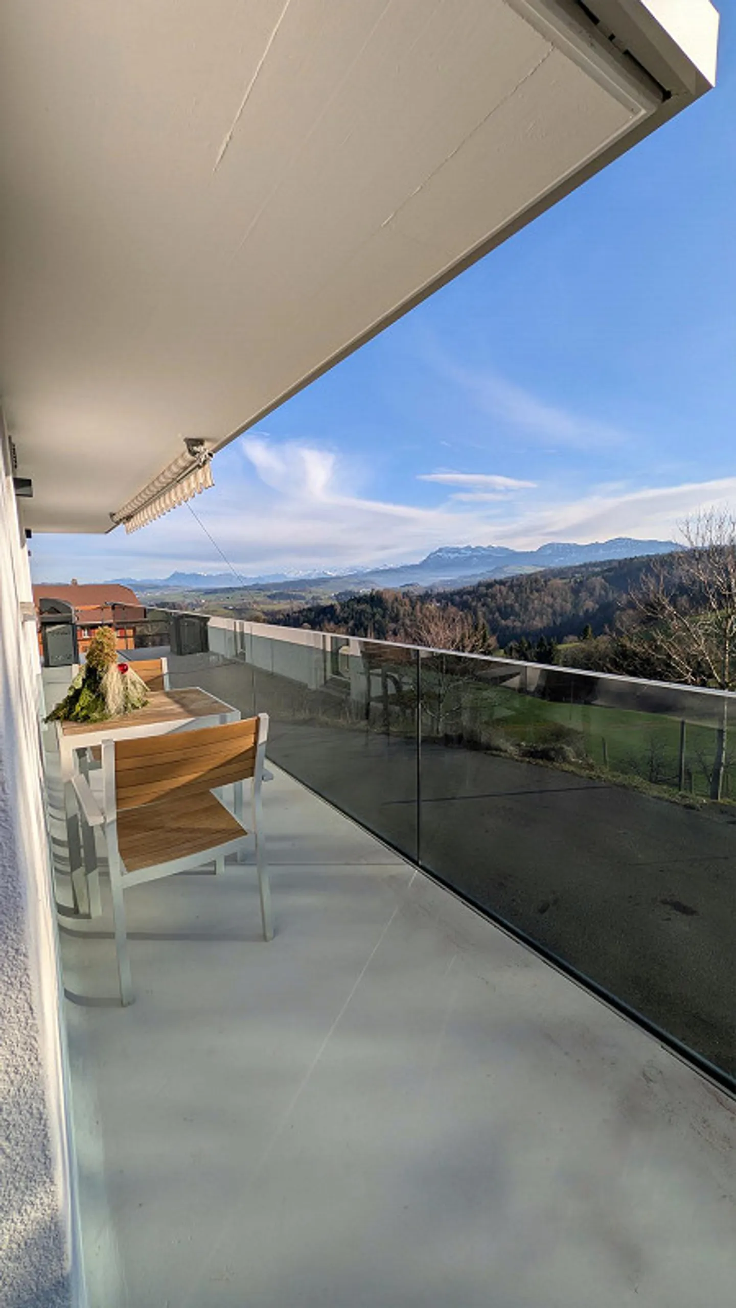 Appartement de 5,5 pièces sur une ferme avec vue sur la chaîne de Pilatus - Photo 2 sur 12