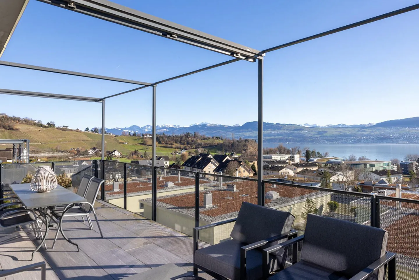 Appartamento attico 4½ locali con vista mozzafiato sul lago e sulle montagne. - Foto 3 di 4
