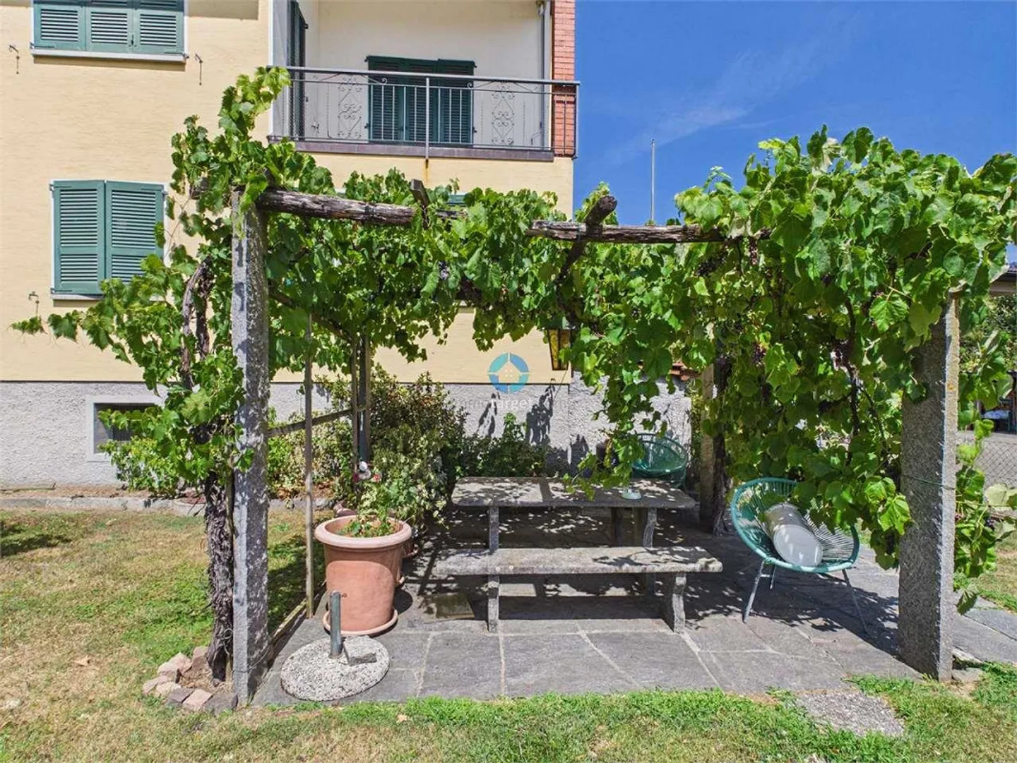 Duplex da ristrutturare con giardino - Foto 2 di 12