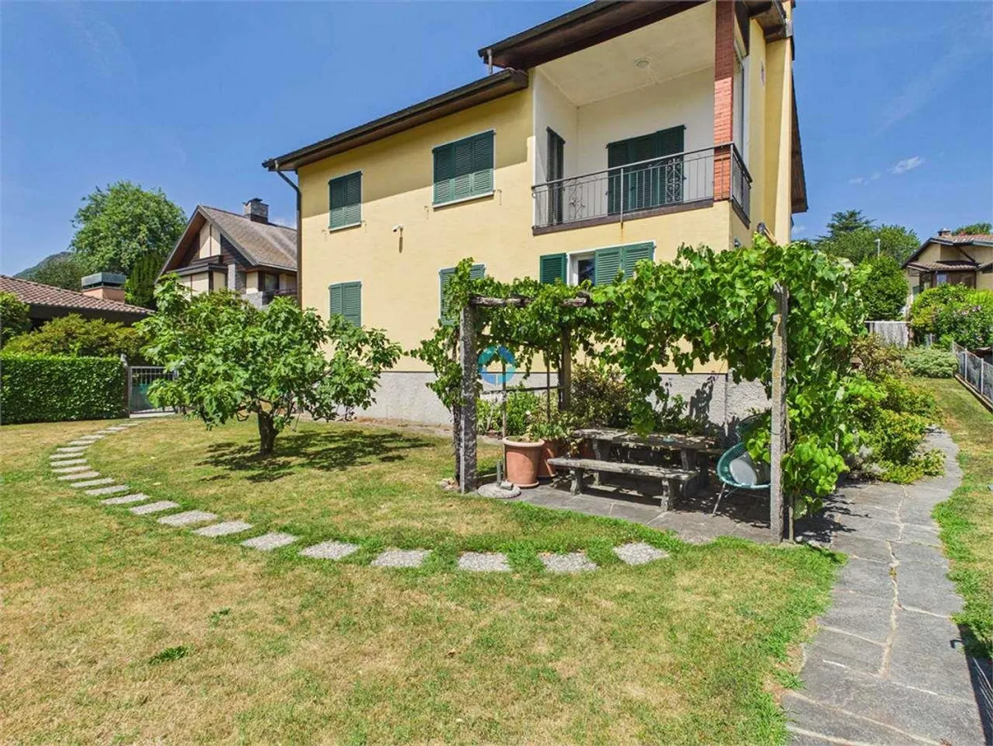 Duplex da ristrutturare con giardino - Foto 1 di 12