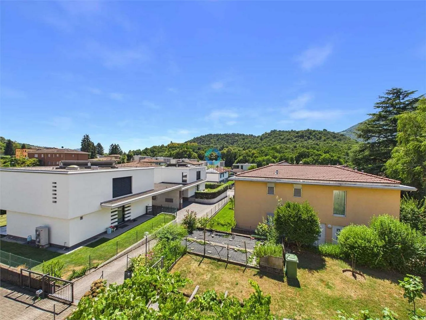 Duplex da ristrutturare con giardino - Foto 5 di 12