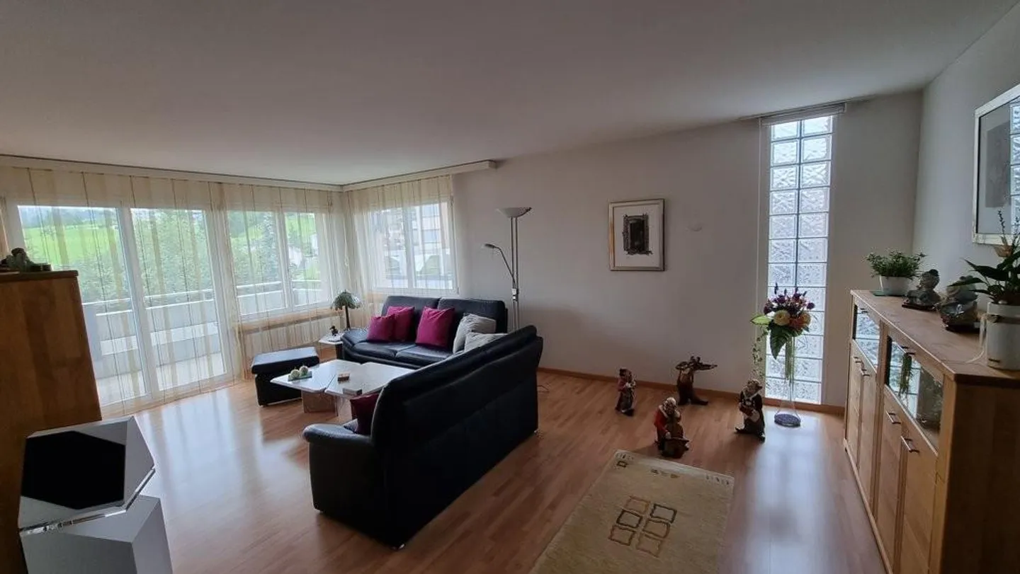 Visiting - moving in - feeling well - Photo 1 of 6