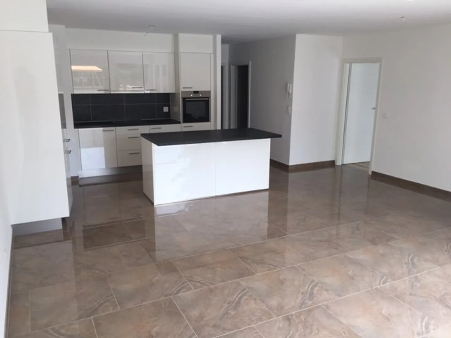 Geräumige 4,5-Zimmer-Wohnung im 1. Stock mit Balkon - Foto 3 von 10