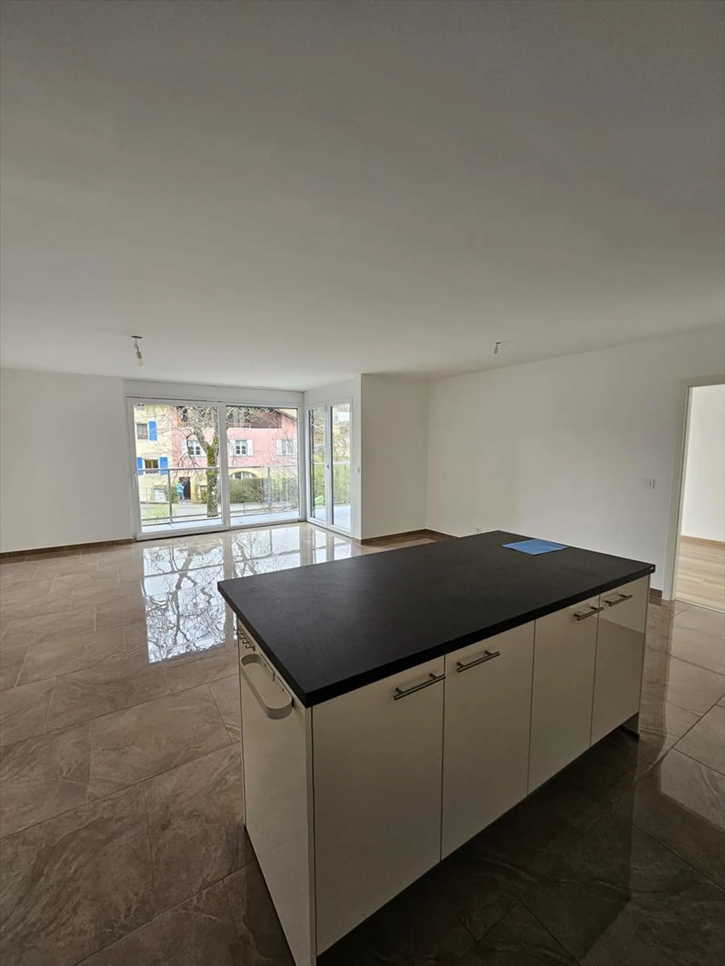 Geräumige 4,5-Zimmer-Wohnung im 1. Stock mit Balkon - Foto 2 von 10