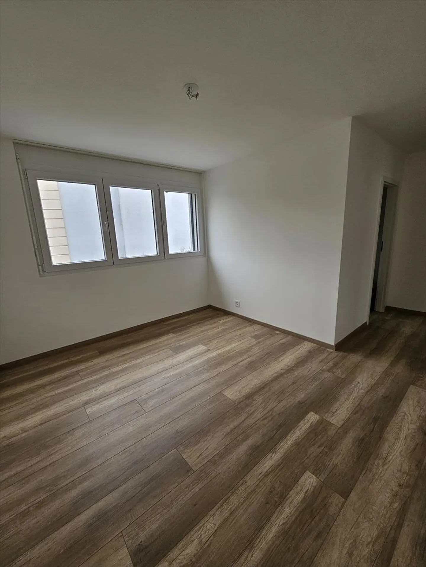 Geräumige 4,5-Zimmer-Wohnung im 1. Stock mit Balkon - Foto 5 von 10