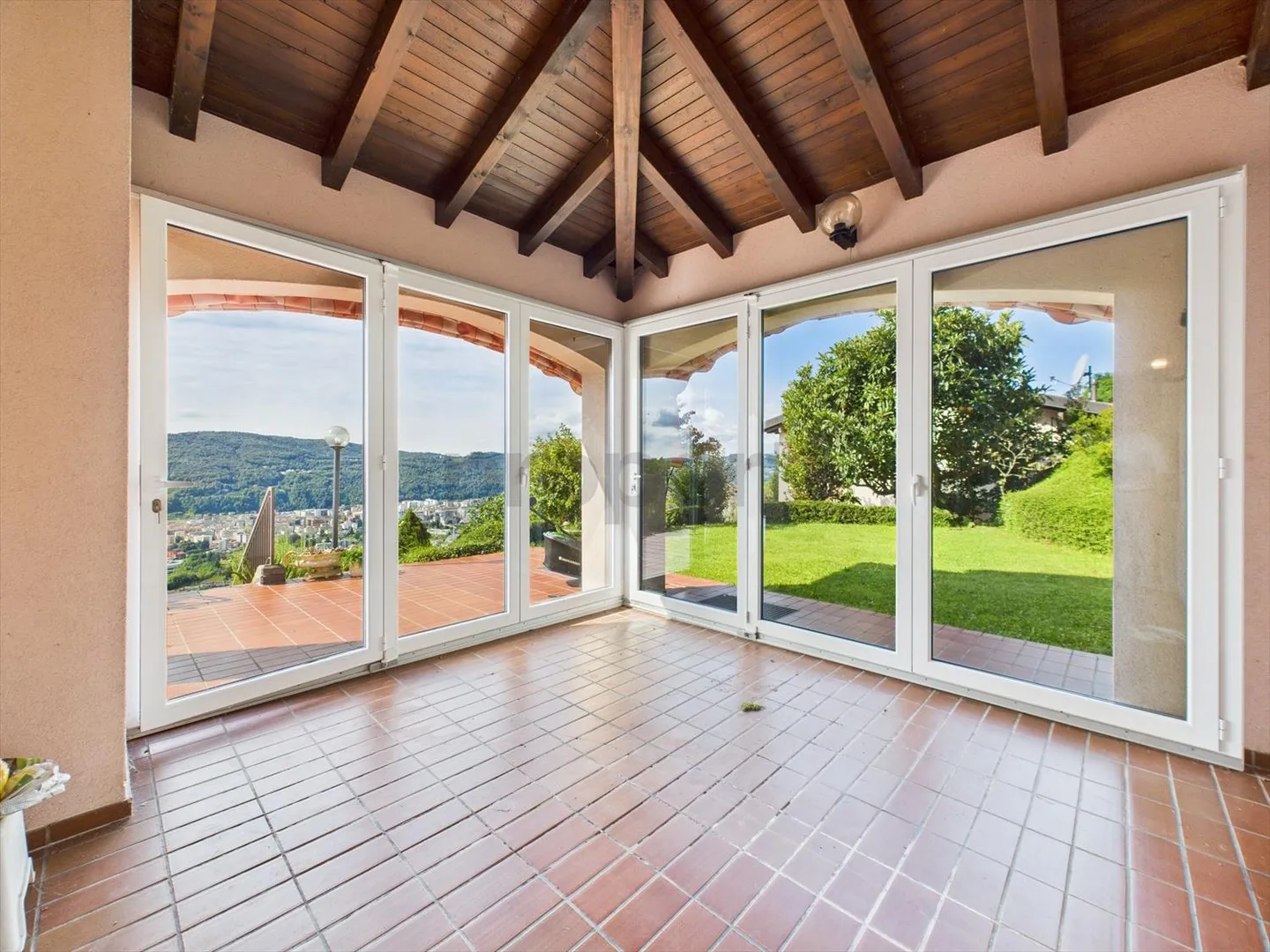 «Elegante villa di 7,5 locali in posizione privilegiata a Vacallo» - Foto 9 di 13