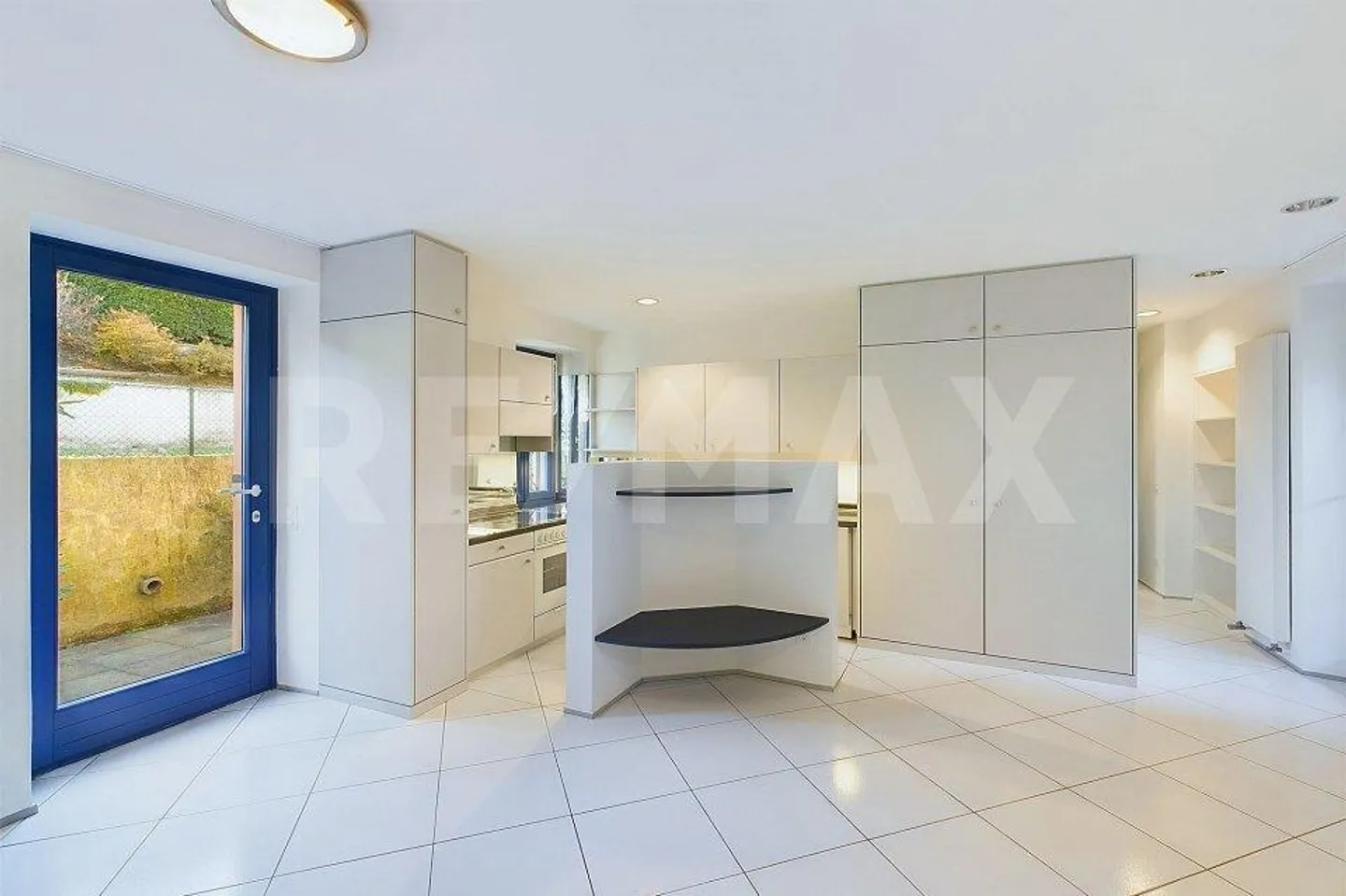 Comfortable 2-room apartment with garden and covered terrace - Photo 3 of 12