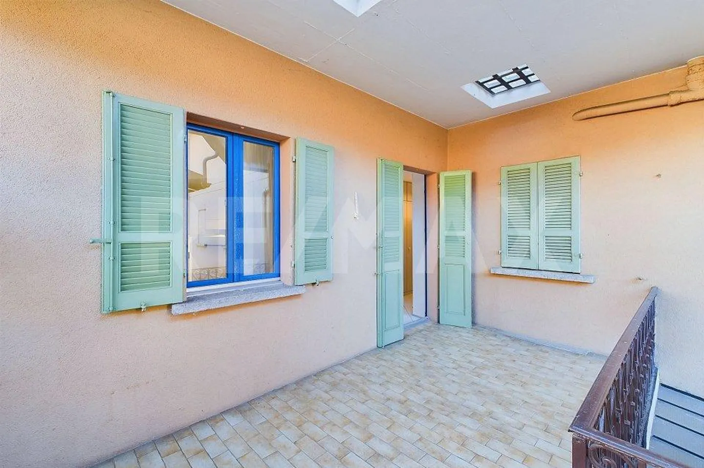 Comfortable 2-room apartment with garden and covered terrace - Photo 9 of 12