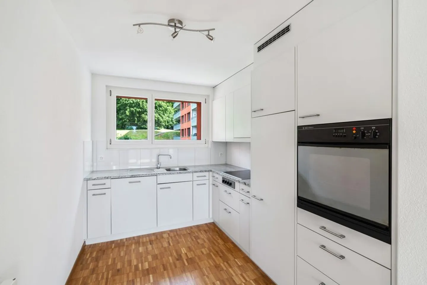 Appartement familial dans un emplacement calme - Photo 2 sur 7