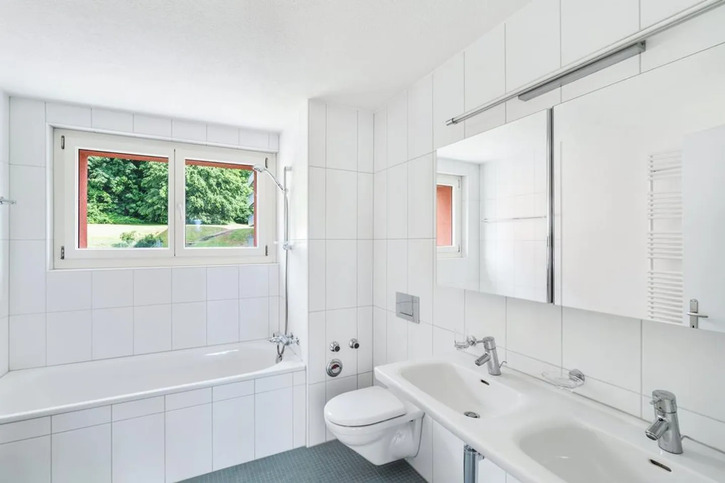 Appartement familial dans un emplacement calme - Photo 3 sur 7