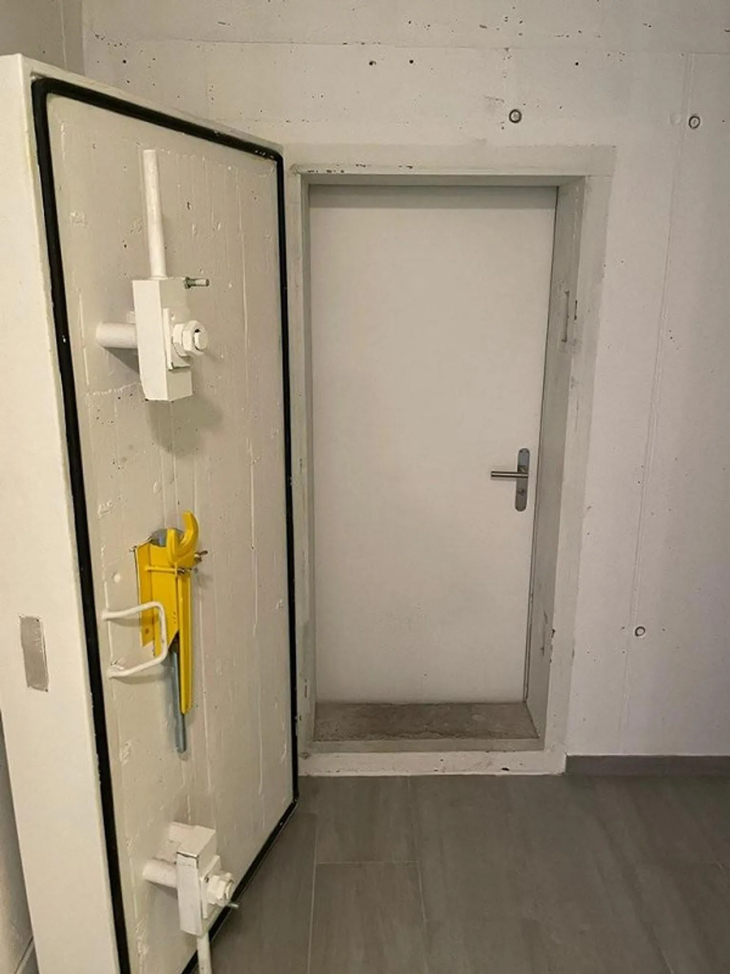 Are you looking for a large storage space for archives? - Photo 2 of 7